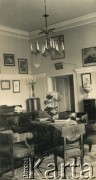 Lata 30., Polska.
Wnętrze salonu w ziemiańskim dworze.
Fot. NN, kolekcja Barbary Murzynowskiej, reprodukcje cyfrowe w Ośrodku KARTA
