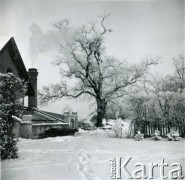 Lata 30., Polska.
Dwór zimową porą.
Fot. NN, kolekcja Barbary Murzynowskiej, reprodukcje cyfrowe w Ośrodku KARTA