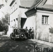 Lata 30., Polska.
Grupa osób stojąca przed wejściem do domu.
Fot. NN, kolekcja Barbary Murzynowskiej, reprodukcje cyfrowe w Ośrodku KARTA