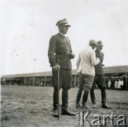 Lata 30., Polska.
Żołnierze Wojska Polskiego prawdopodobnie na terenie stadniny konnej.  
Fot. NN, kolekcja Barbary Murzynowskiej, reprodukcje cyfrowe w Ośrodku KARTA