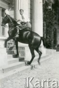 Lata 30., Polska.
Mężczyzna na koniu wjeżdża na pałacowy ganek.
Fot. NN, kolekcja Barbary Murzynowskiej, reprodukcje cyfrowe w Ośrodku KARTA