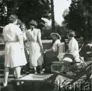 Lata 30., Polska.
Grupa kobiet spędzająca czas na korcie tenisowym.
Fot. NN, kolekcja Barbary Murzynowskiej, reprodukcje cyfrowe w Ośrodku KARTA