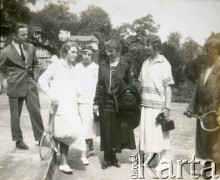 Lata 30., Polska.
Grupa kobiet spędzająca czas na korcie tenisowym.
Fot. NN, kolekcja Barbary Murzynowskiej, reprodukcje cyfrowe w Ośrodku KARTA