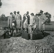 Lata 30., Polska.
Grupa osób oczekująca na przyjazd pociągu.
Fot. NN, kolekcja Barbary Murzynowskiej, reprodukcje cyfrowe w Ośrodku KARTA