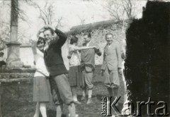 Lata 30., brak miejsca.
Grupa osób tańczy podczas zabawy w ogrodzie.
Fot. NN, kolekcja Barbary Murzynowskiej, reprodukcje cyfrowe w Ośrodku KARTA