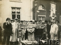 Lata 30., brak miejsca.
Grupa mężczyzn. 
Fot. NN, kolekcja Barbary Murzynowskiej, reprodukcje cyfrowe w Ośrodku KARTA
