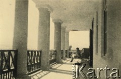 1942, Brzezna, Generalne Gubernatorstwo.
XIX-wieczny dwór należący do rodziny Stadnickich. Kobieta odpoczywająca na tarasie.
Fot. NN, kolekcja Barbary Murzynowskiej, reprodukcje cyfrowe w Ośrodku KARTA