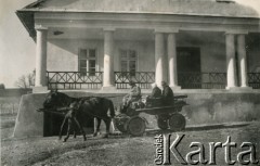 1942, Brzezna, Generalne Gubernatorstwo.
XIX-wieczny dwór należący do rodziny Stadnickich. Na pierwszym planie grupa osób jadąca na wozie zaprzęgniętym w konia.
Fot. NN, kolekcja Barbary Murzynowskiej, reprodukcje cyfrowe w Ośrodku KARTA