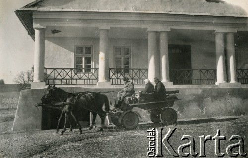 1942, Brzezna, Generalne Gubernatorstwo.
XIX-wieczny dwór należący do rodziny Stadnickich. Na pierwszym planie grupa osób jadąca na wozie zaprzęgniętym w konia.
Fot. NN, kolekcja Barbary Murzynowskiej, reprodukcje cyfrowe w Ośrodku KARTA