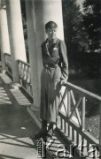 1942, Brzezna, Generalne Gubernatorstwo.
XIX-wieczny dwór należący do rodziny Stadnickich. Antonina hr. Plater-Zyberk (matka Wandy, babcia Jana Murzynowskiego, późniejszego męża Barbary Murzynowskiej) na tarasie.
Fot. NN, kolekcja Barbary Murzynowskiej, reprodukcje cyfrowe w Ośrodku KARTA