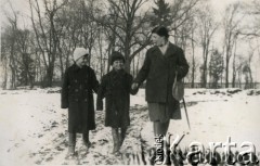 1942, Złota, Generalne Gubernatorstwo.
Wanda Murzynowska (z domu Plater-Zyberk) ze swoimi dziećmi: córką Marią Izabelą i synem Janem (późniejszym mężem Barbary Murzynowskiej). 
Fot. NN, kolekcja Barbary Murzynowskiej, reprodukcje cyfrowe w Ośrodku KARTA