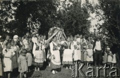 1942, Brzezna, Generalne Gubernatorstwo.
Dwór należący do rodziny Stadnickich. Mieszkańcy wsi biorą udział w dożynkach.
Fot. NN, kolekcja Barbary Murzynowskiej, reprodukcje cyfrowe w Ośrodku KARTA

