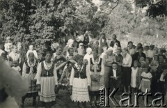 1942, Brzezna, Generalne Gubernatorstwo.
Dwór należący do rodziny Stadnickich. Mieszkańcy wsi biorą udział w dożynkach.
Fot. NN, kolekcja Barbary Murzynowskiej, reprodukcje cyfrowe w Ośrodku KARTA

