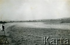 1942, Brzezna, Generalne Gubernatorstwo.
Mężczyzna i kobieta spacerują nad rzeką Dunajec.
Fot. NN, kolekcja Barbary Murzynowskiej, reprodukcje cyfrowe w Ośrodku KARTA