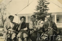 1943, Brzezna, Generalne Gubernatorstwo.
XIX-wieczny dwór należący do rodziny Stadnickich. Na ławce siedzą od lewej: Helena, Stefania, Antoni i Zygmunt.
Fot. NN, kolekcja Barbary Murzynowskiej, reprodukcje cyfrowe w Ośrodku KARTA