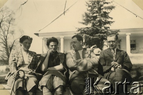 1943, Brzezna, Generalne Gubernatorstwo.
XIX-wieczny dwór należący do rodziny Stadnickich. Na ławce siedzą od lewej: Helena, Stefania, Antoni i Zygmunt.
Fot. NN, kolekcja Barbary Murzynowskiej, reprodukcje cyfrowe w Ośrodku KARTA