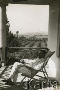 1943, Brzezna, Generalne Gubernatorstwo.
XIX-wieczny dwór należący do rodziny Stadnickich. Na tarasie wypoczywa Henryk hr. Plater-Zyberk, ojciec Wandy, dziadek Jana Murzynowskiego, późniejszego męża Barbary Murzynowskiej.
Fot. NN, kolekcja Barbary Murzynowskiej, reprodukcje cyfrowe w Ośrodku KARTA