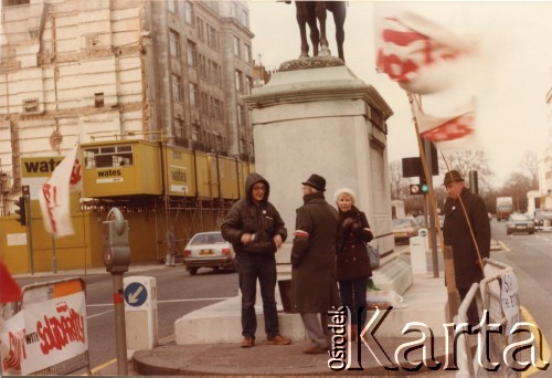 Luty 1984, Londyn, Anglia, Wielka Brytania.
Dwutygodniowe czuwanie i zbieranie podpisów w obronie więźniów politycznych (m.in. Anny Walentynowicz) pod ambasadą PRL zorganizowane przez działaczy polonijnych z ruchu Solidarity with Solidarity. 1. z lewej w kapturze stoi Piotr Czarniawski, obok Tessa Ujazdowska. 
Fot. NN, kolekcja Tessy Ujazdowskiej, reprodukcje cyfrowe w Ośrodku KARTA