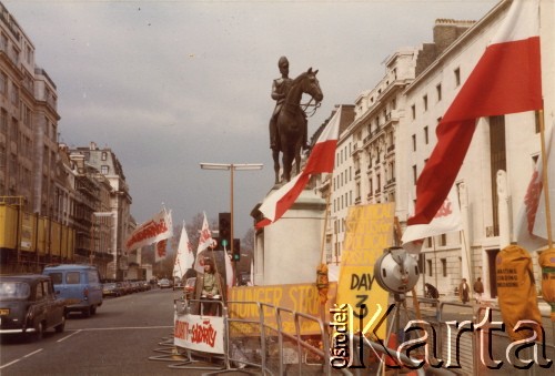 9-13.04.1984, Londyn, Anglia, Wielka Brytania.
Głodówka pod ambasadą PRL zorganizowana przez działaczy polonijnych skupionych wokół ruchu Solidarity with Solidarity, popierających ruch NSZZ Solidarność w Polsce.  
Fot. NN, kolekcja Tessy Ujazdowskiej, reprodukcje cyfrowe w Ośrodku KARTA