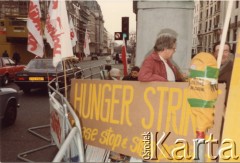 9-13.04.1984, Londyn, Anglia, Wielka Brytania.
Głodówka pod ambasadą PRL zorganizowana przez działaczy polonijnych skupionych wokół ruchu Solidarity with Solidarity, popierających ruch NSZZ Solidarność w Polsce. W głębi po lewej siedzą Tessa Ujazdowska (w czapce) i Barbara Rudewicz.
Fot. NN, kolekcja Tessy Ujazdowskiej, reprodukcje cyfrowe w Ośrodku KARTA