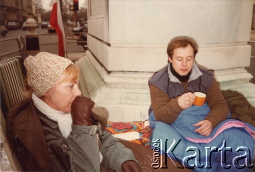 9-13.04.1984, Londyn, Anglia, Wielka Brytania.
Głodówka pod ambasadą PRL zorganizowana przez działaczy polonijnych skupionych wokół ruchu Solidarity with Solidarity, popierających ruch NSZZ Solidarność w Polsce. Siedzą od lewej: Tessa Ujazdowska i Krzysztof Alwast. 
Fot. NN, kolekcja Tessy Ujazdowskiej, reprodukcje cyfrowe w Ośrodku KARTA