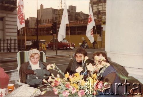 9-13.04.1984, Londyn, Anglia, Wielka Brytania.
Głodówka pod ambasadą PRL zorganizowana przez działaczy polonijnych skupionych wokół ruchu Solidarity with Solidarity, popierających ruch NSZZ Solidarność w Polsce. Siedzą od lewej: Tessa Ujazdowska, Barbara Rudewicz i Krzysztof Alwast. 
Fot. NN, kolekcja Tessy Ujazdowskiej, reprodukcje cyfrowe w Ośrodku KARTA