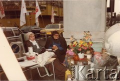 9-13.04.1984, Londyn, Anglia, Wielka Brytania.
Głodówka pod ambasadą PRL zorganizowana przez działaczy polonijnych skupionych wokół ruchu Solidarity with Solidarity, popierających ruch NSZZ Solidarność w Polsce. Siedzą od lewej: Tessa Ujazdowska i Barbara Rudewicz.
Fot. NN, kolekcja Tessy Ujazdowskiej, reprodukcje cyfrowe w Ośrodku KARTA