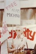 1984, Londyn, Anglia, Wielka Brytania.
Demonstracja pod ambasadą PRL zorganizowana przez działaczy polonijnych skupionych wokół ruchu Solidarity with Solidarity, popierających ruch NSZZ Solidarność w Polsce. Na zdjęciu Tessa Ujazdowska z transparentem 