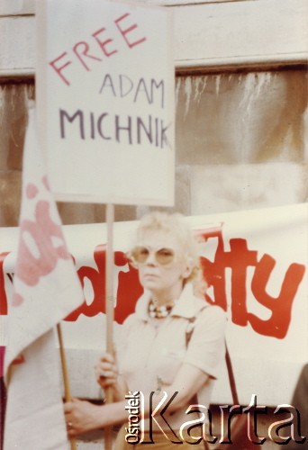 1984, Londyn, Anglia, Wielka Brytania.
Demonstracja pod ambasadą PRL zorganizowana przez działaczy polonijnych skupionych wokół ruchu Solidarity with Solidarity, popierających ruch NSZZ Solidarność w Polsce. Na zdjęciu Tessa Ujazdowska z transparentem 