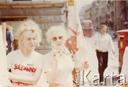 1984, Londyn, Anglia, Wielka Brytania.
Demonstracja pod ambasadą PRL zorganizowana przez działaczy polonijnych skupionych wokół ruchu Solidarity with Solidarity, popierających ruch NSZZ Solidarność w Polsce. Z prawej Tessa Ujazdowska.
Fot. NN, kolekcja Tessy Ujazdowskiej, reprodukcje cyfrowe w Ośrodku KARTA