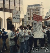 1984, Londyn, Anglia, Wielka Brytania.
Grupa działaczy z ruchu Solidarity with Solidarity przed budynkiem redakcji gazety 