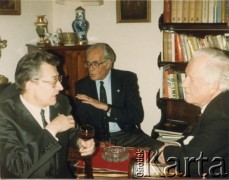 1987, Londyn, Anglia, Wielka Brytania.
Spotkanie. Siedzą od lewej: dziennikarz Leszek Moczulski, Ludwik Łubieński, ostatni sekretarz gen. Józefa Becka, Zygmunt Szadkowski, polityk rządu emigracyjnego i działacz harcerski.
Fot. NN, kolekcja Tessy Ujazdowskiej, reprodukcje cyfrowe w Ośrodku KARTA