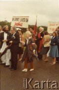 Lata 80., Londyn, Anglia, Wielka Brytania.
Hyde Park. Zbiórka pieniędzy przed demonstracją. Na zdjęciu pochód działaczy z ruchu Solidarity with Solidarity. Na pierwszym planie Tessa Ujazdowska (z biało-czerwoną opaską na ramieniu). 
Fot. NN, kolekcja Tessy Ujazdowskiej, reprodukcje cyfrowe w Ośrodku KARTA