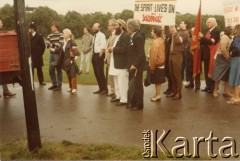 Lata 80., Londyn, Anglia, Wielka Brytania.
Hyde Park. Grupa działaczy z ruchu Solidarity with Solidarity prowadzi zbiórkę pieniędzy przed demonstracją. 
Fot. NN, kolekcja Tessy Ujazdowskiej, reprodukcje cyfrowe w Ośrodku KARTA