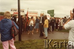 Lata 80., Londyn, Anglia, Wielka Brytania.
Hyde Park. Zbiórka pieniędzy przed demonstracją. Na zdjęciu pochód działaczy z ruchu Solidarity with Solidarity. 
Fot. NN, kolekcja Tessy Ujazdowskiej, reprodukcje cyfrowe w Ośrodku KARTA