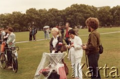 Lata 80., Londyn, Anglia, Wielka Brytania.
Hyde Park. Grupa działaczy z ruchu Solidarity with Solidarity prowadzi zbiórkę pieniędzy przed demonstracją. 1. z lewej za wózkiem stoi Tessa Ujazdowska (z opaską biało-czerwoną na ramieniu).  
Fot. NN, kolekcja Tessy Ujazdowskiej, reprodukcje cyfrowe w Ośrodku KARTA