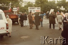 Lata 80., Londyn, Anglia, Wielka Brytania.
Hyde Park. Grupa działaczy z ruchu Solidarity with Solidarity prowadzi zbiórkę pieniędzy przed demonstracją. 
Fot. NN, kolekcja Tessy Ujazdowskiej, reprodukcje cyfrowe w Ośrodku KARTA