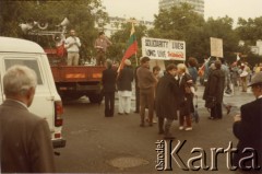 Lata 80., Londyn, Anglia, Wielka Brytania.
Hyde Park. Działacze z ruchu Solidarity with Solidarity prowadzą zbiórkę pieniędzy przed demonstracją. 
Fot. NN, kolekcja Tessy Ujazdowskiej, reprodukcje cyfrowe w Ośrodku KARTA