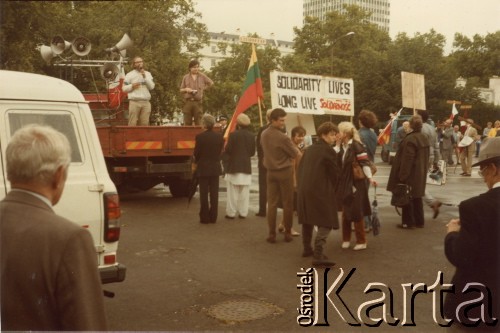 Lata 80., Londyn, Anglia, Wielka Brytania.
Hyde Park. Działacze z ruchu Solidarity with Solidarity prowadzą zbiórkę pieniędzy przed demonstracją. 
Fot. NN, kolekcja Tessy Ujazdowskiej, reprodukcje cyfrowe w Ośrodku KARTA