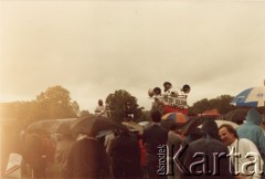 Lata 80., Londyn, Anglia, Wielka Brytania.
Hyde Park. Działacze z ruchu Solidarity with Solidarity prowadzą zbiórkę pieniędzy przed demonstracją. 
Fot. NN, kolekcja Tessy Ujazdowskiej, reprodukcje cyfrowe w Ośrodku KARTA