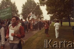Lata 80., Londyn, Anglia, Wielka Brytania.
Demonstracja zorganizowana przez grupę działaczy z ruchu Solidarity with Solidarity. Uczestnicy demonstracji wychodzą z Hyde Parku. 
Fot. NN, kolekcja Tessy Ujazdowskiej, reprodukcje cyfrowe w Ośrodku KARTA