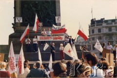 Lata 80., Londyn, Anglia, Wielka Brytania.
Trafalgar Square. Demonstracja zorganizowana przez działaczy polonijnych skupionych wokół ruchu Solidarity with Solidarity, popierających ruch NSZZ Solidarność w Polsce. Na podeście kolumny Nelsona przemawia Tessa Ujazdowska, obok niej stoi Artur Rymkiewicz, minister rządu RP na Uchodźstwie. 
Fot. NN, kolekcja Tessy Ujazdowskiej, reprodukcje cyfrowe w Ośrodku KARTA