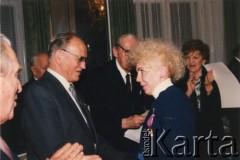 Koniec lat 80., Londyn, Anglia, Wielka Brytania.
Siedziba prezydenta RP na Uchodźstwie. Prezydent Kazimierz Sabbat (z lewej) wręcza Tessie Ujazdowskiej (z prawej) Złoty Krzyż Zasługi. Za nią z prawej stoi Karolina Kaczorowska. 
Fot. NN, kolekcja Tessy Ujazdowskiej, reprodukcje cyfrowe w Ośrodku KARTA