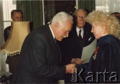 22.04.1991, Londyn, Anglia, Wielka Brytania.
Prezydent RP na Uchodźstwie Ryszard Kaczorowski wręcza Tessie Ujazdowskiej Krzyż Kawalerski Polonia Restituta. 
Fot. NN, kolekcja Tessy Ujazdowskiej, reprodukcje cyfrowe w Ośrodku KARTA