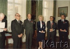 22.04.1991, Londyn, Anglia, Wielka Brytania.
Uroczystość wręczenia odznaczenia Krzyża Kawalerskiego Polonia Restituta w siedzibie prezydenta RP na Uchodźstwie. 4. z lewej stoi Tessa Ujazdowska. 
Fot. NN, kolekcja Tessy Ujazdowskiej, reprodukcje cyfrowe w Ośrodku KARTA