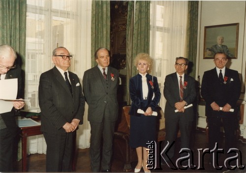 22.04.1991, Londyn, Anglia, Wielka Brytania.
Uroczystość wręczenia odznaczenia Krzyża Kawalerskiego Polonia Restituta w siedzibie prezydenta RP na Uchodźstwie. 4. z lewej stoi Tessa Ujazdowska. 
Fot. NN, kolekcja Tessy Ujazdowskiej, reprodukcje cyfrowe w Ośrodku KARTA