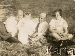 1934, Stanisławów, Polska.
Rodzina Kotlarczuków. Od lewej: Franciszek Kotlarczuk (ojciec Danuty, później po mężu Jabłońskiej), Danuta, jej wuj Józef Kotlarczyk. 
Fot. NN, kolekcja Danuty Jabłońskiej, reprodukcje cyfrowe w Ośrodku KARTA