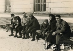 Ok. 1935, Stanisławów, Polska.
Grupa osób siedząca na ławce. 2. z lewej prawdopodobnie Franciszek Kotlarczuk (ojciec Danuty Jabłońskiej), 4. Zbigniew Kotlarczuk brat Danuty Jabłońskiej), Amelia Kotlarczuk (matka Danuty Jabłońskiej).
Fot. NN, kolekcja Danuty Jabłońskiej, reprodukcje cyfrowe w Ośrodku KARTA