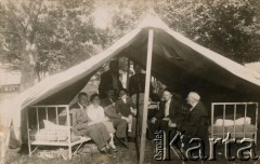 1935, Ciężów, woj. stanisławowskie, Polska.
Grupa osób pod namiotem. 2. z lewej siedzi Amelia Kotlarczuk (matka Danuty, później po mężu Jabłońskiej), 3. wiceprezydent Stanisławowa Franciszek Kotlarczuk (ojciec Danuty Jabłońskiej), na jego kolanach syn Zbigniew (starszy brat Danuty Jabłońskiej). 
Fot. NN, kolekcja Danuty Jabłońskiej, reprodukcje cyfrowe w Ośrodku KARTA