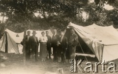 1935, Ciężów, woj. stanisławowskie, Polska.
Grupa osób przy namiotach. 2. z lewej stoi wiceprezydent Stanisławowa Franciszek Kotlarczuk (ojciec Danuty Jabłońskiej), 3. Amelia Kotlarczuk (matka Danuty, później po mężu Jabłońskiej), 6. Zbigniew Kotlarczuk (starszy brat Danuty Jabłońskiej). 
Fot. NN, kolekcja Danuty Jabłońskiej, reprodukcje cyfrowe w Ośrodku KARTA